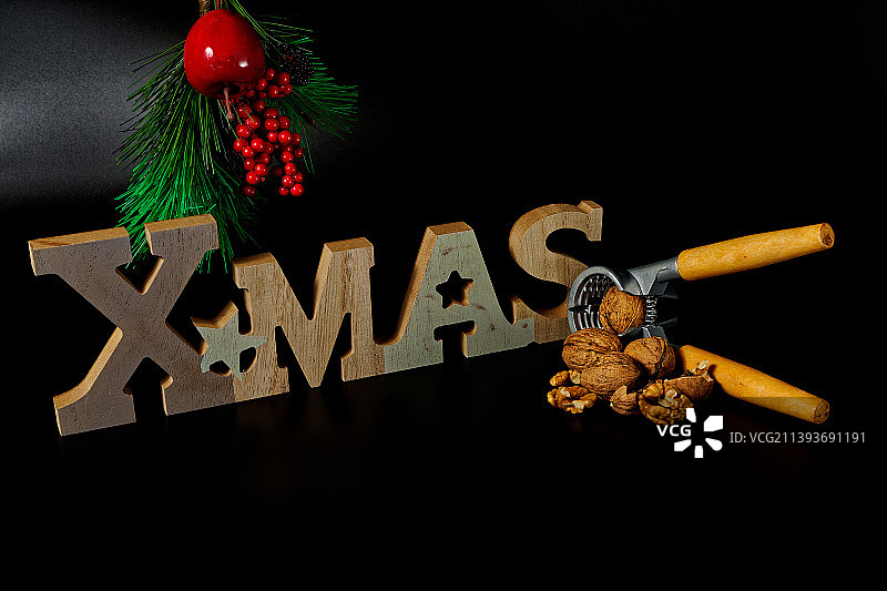 黑色背景上的圣诞装饰文字特写图片素材