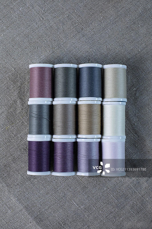 亚麻布上的彩色线轴图片素材