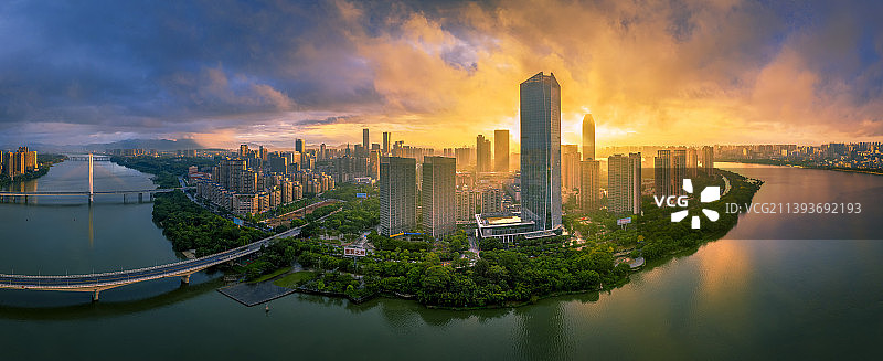 空中视觉看惠州的风云变幻图片素材