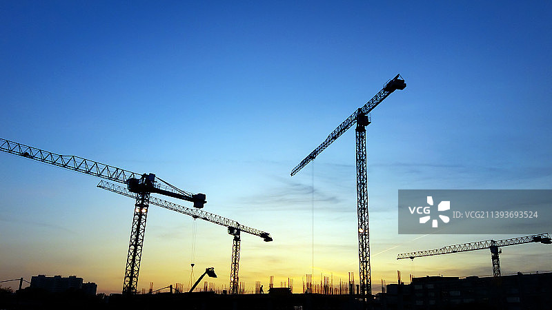 日落时分蓝天下起重机剪影图片素材