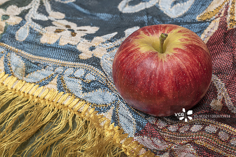 织物背景上的健康苹果图片素材