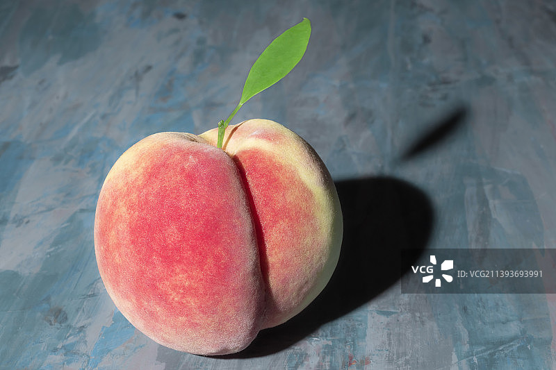 蓝色木纹背景上的桃子特写图片素材