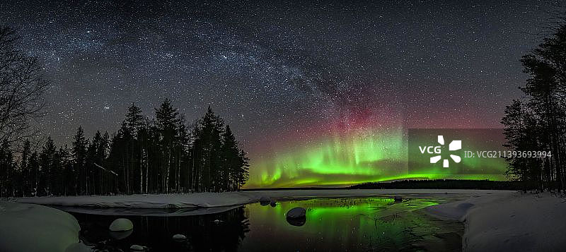 芬兰苏穆斯萨尔米夜间湖景图片素材