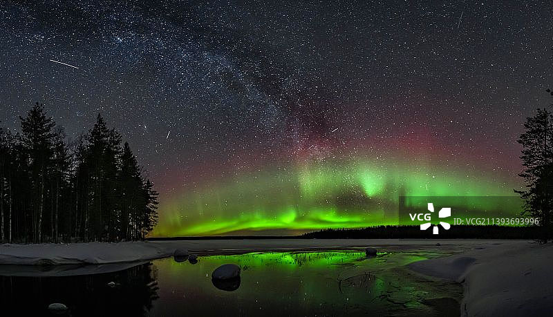 芬兰苏奥穆斯萨尔米夜空湖面北极光美景图片素材