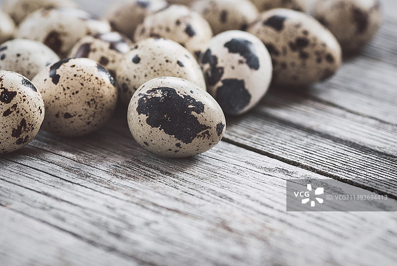 旧木桌上的鹌鹑蛋图片素材
