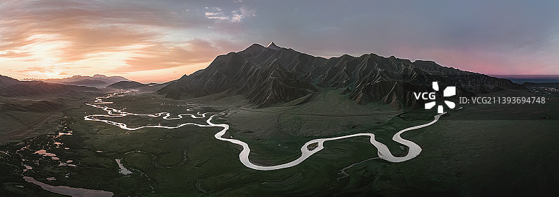 巴音布鲁克的日出图片素材