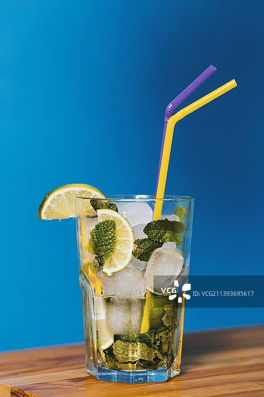 蓝色天空下，桌上的饮品特写图片素材