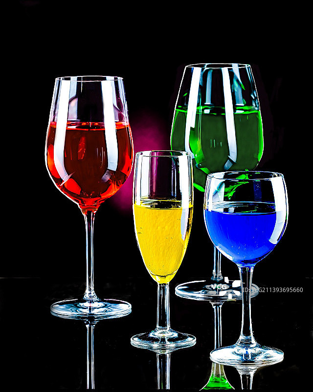 哥斯达黎加黑色背景下的葡萄酒杯特写图片素材