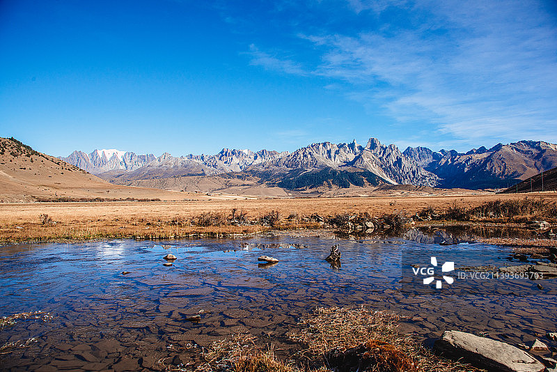 美丽的川西措普沟自然生态保护区，其中的措普湖被雪山环绕图片素材