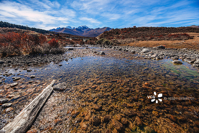 美丽的川西措普沟自然生态保护区，其中的措普湖被雪山环绕图片素材