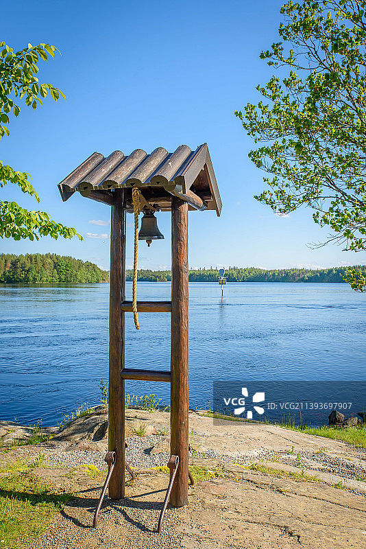 芬兰萨翁林纳的湖泊美景，晴空万里图片素材