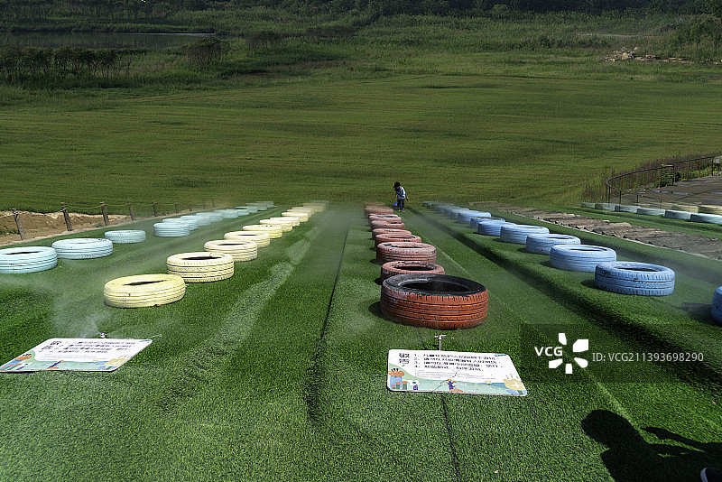 景区里的速滑运动：滑草图片素材