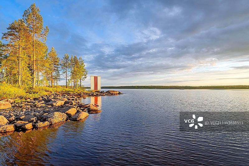 芬兰苏穆斯萨尔米日落时分的湖泊风光图片素材