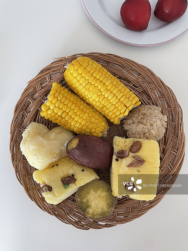 餐盘中食物的俯视图，韩国首尔图片素材