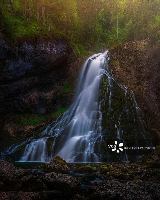 奥地利萨尔察赫河畔戈林森林瀑布的风景图片素材