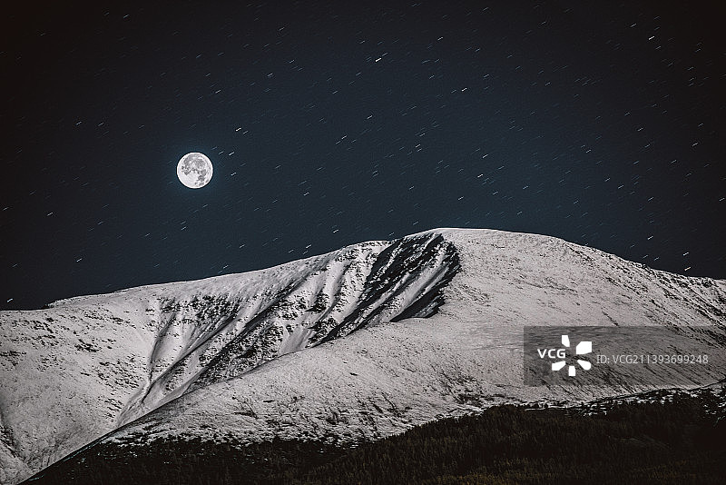 新疆天山上空的美丽圆月图片素材
