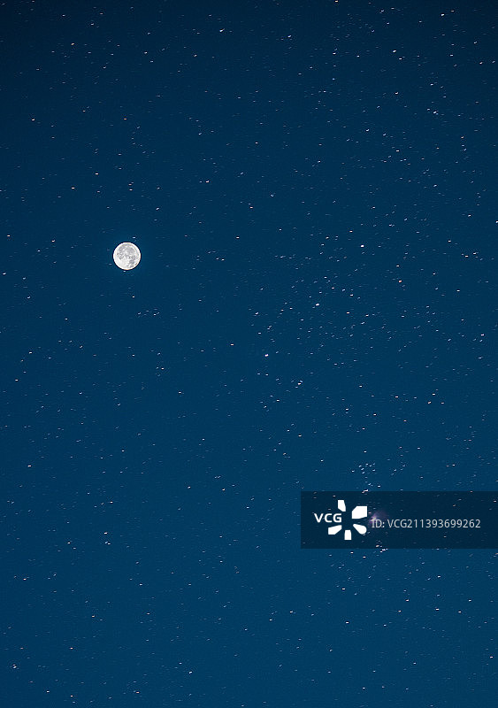 新疆天山上空的美丽圆月图片素材