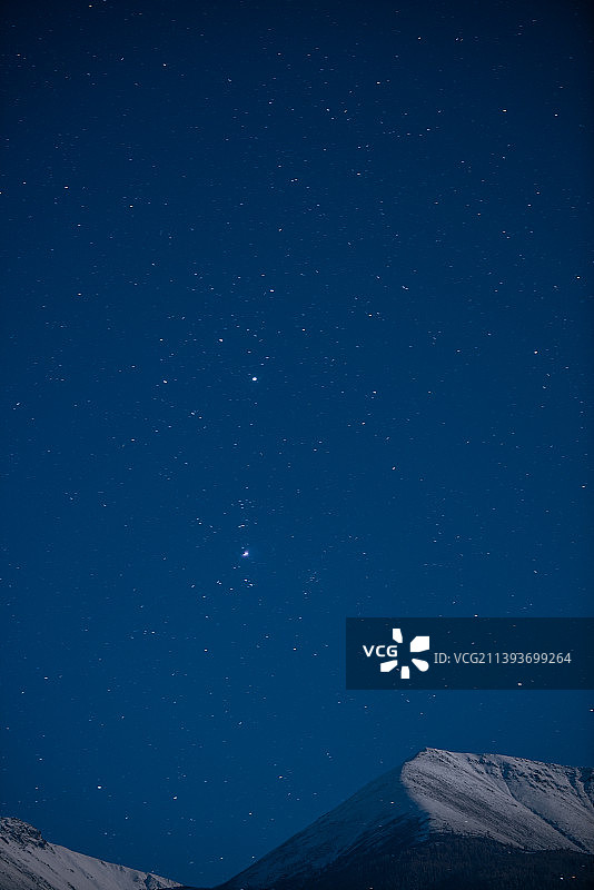 新疆天山上空的美丽圆月图片素材