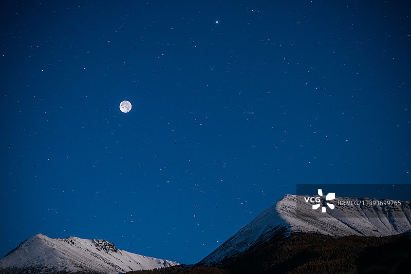 新疆天山上空的美丽圆月图片素材