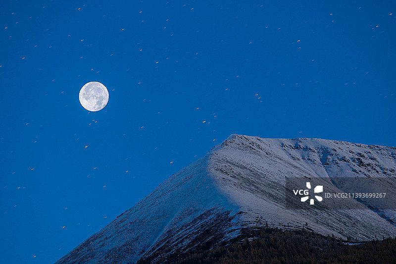 新疆天山上空的美丽圆月图片素材