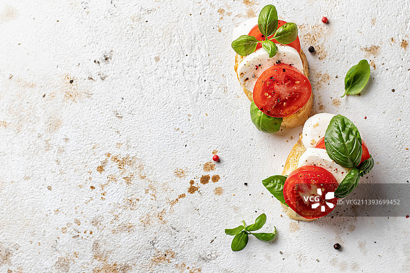 马苏里拉奶酪番茄罗勒意式烤面包（顶部视角带文本空间）图片素材