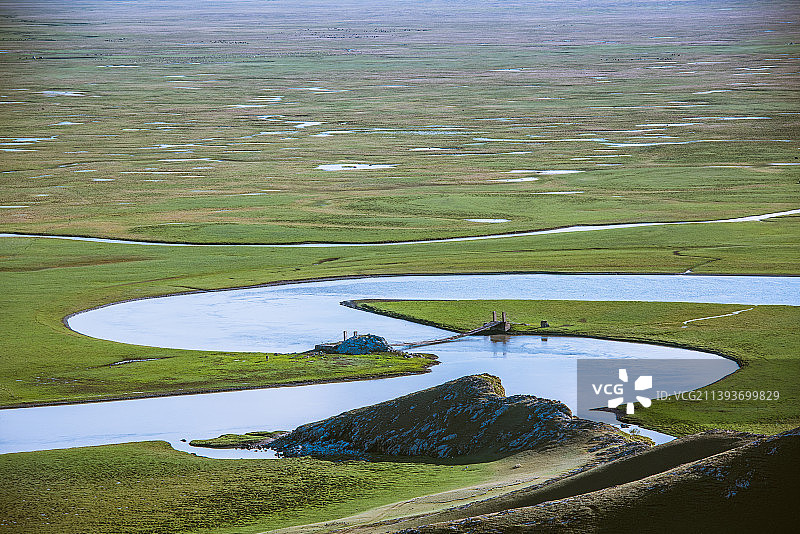 新疆开都河九曲十八弯，位于巴音布鲁克草原图片素材