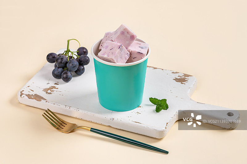 葡萄厚切炒酸奶图片素材