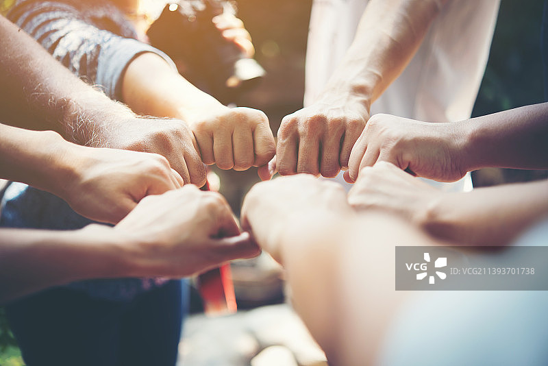 年轻人手叠手的特写镜头图片素材