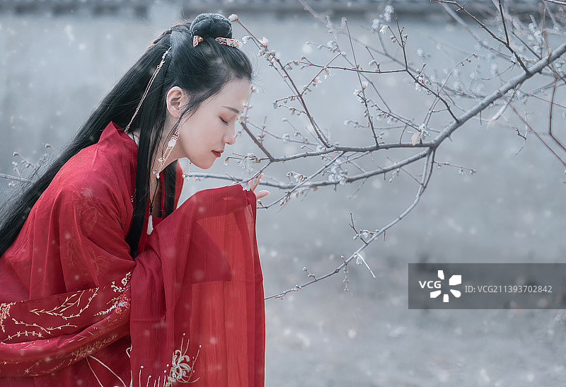 雪景中穿红色汉服的古风女生人像图片素材