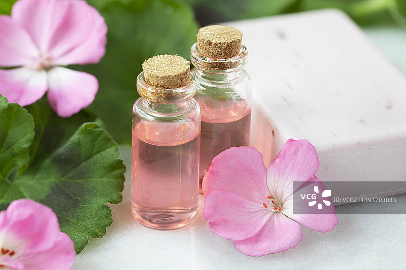 桌子上带有瓶子和水疗设备的鲜花特写图片素材