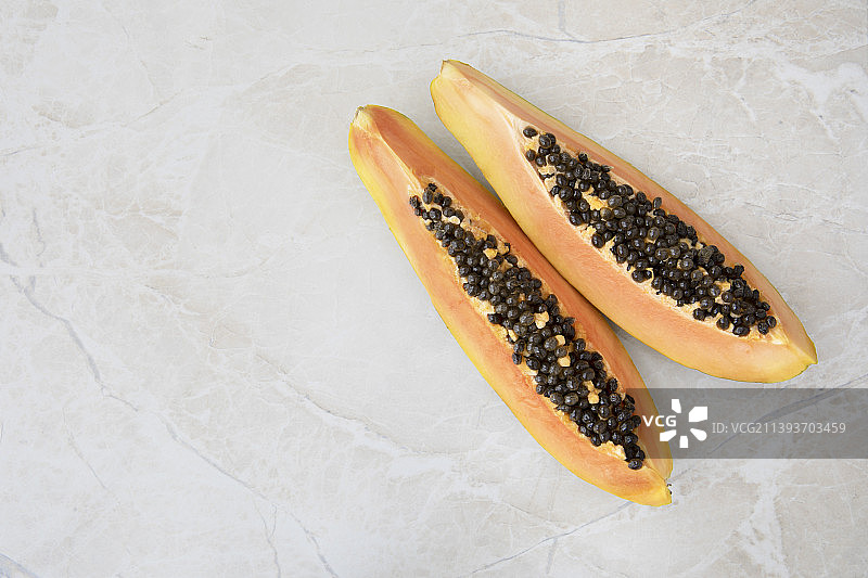 餐桌上的半个鳄梨高角度视图图片素材