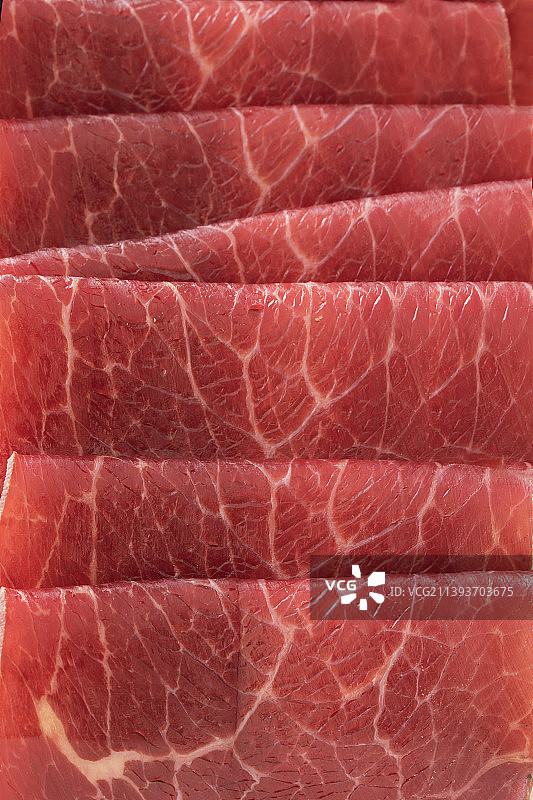 白色背景上的肉类特写图片素材