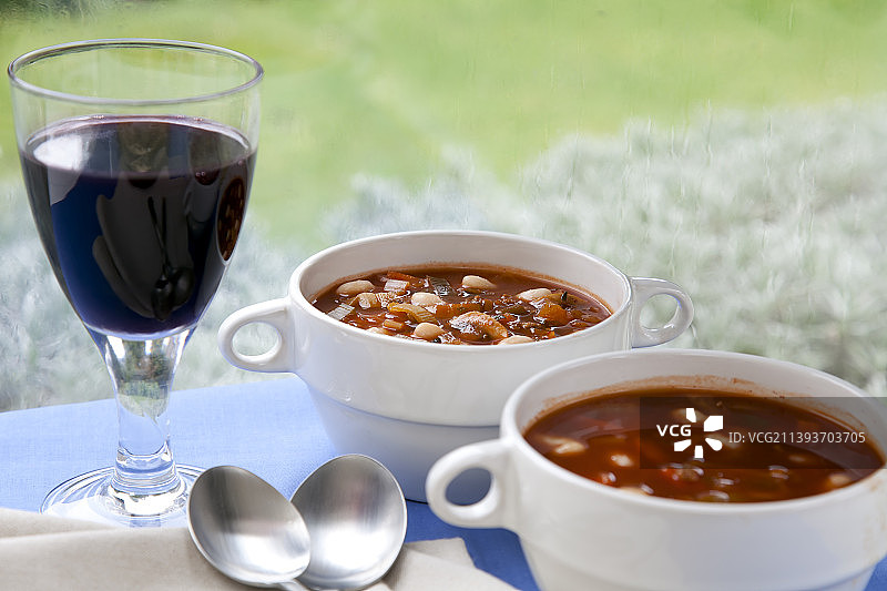 桌子上碗里汤的特写图片素材