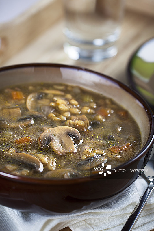 餐桌上碗里汤的高角度视角图片素材