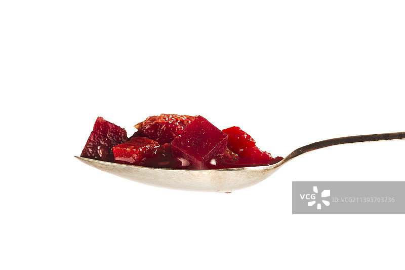 白色背景下勺子中覆盆子的特写图片素材
