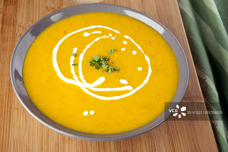 桌子上碗里汤的特写图片素材