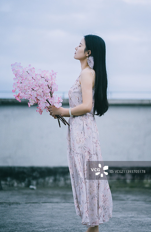 穿碎花裙手捧鲜花的女孩图片素材