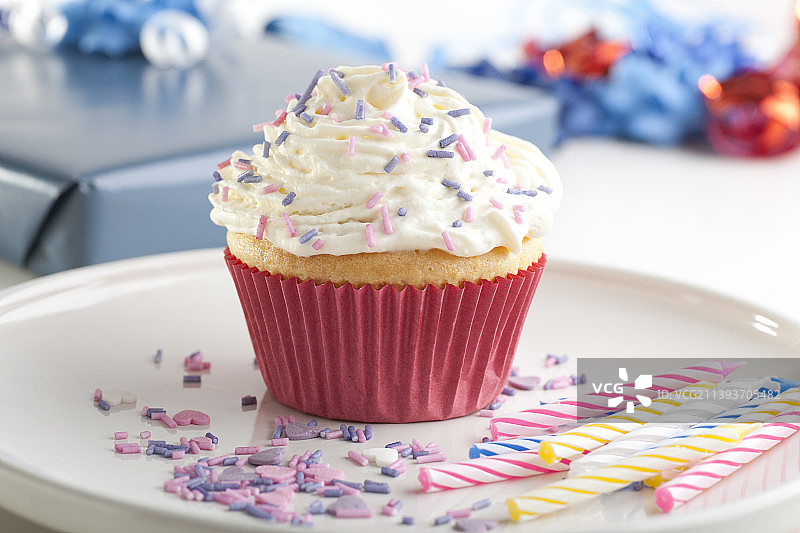 盘中纸杯蛋糕特写图片素材