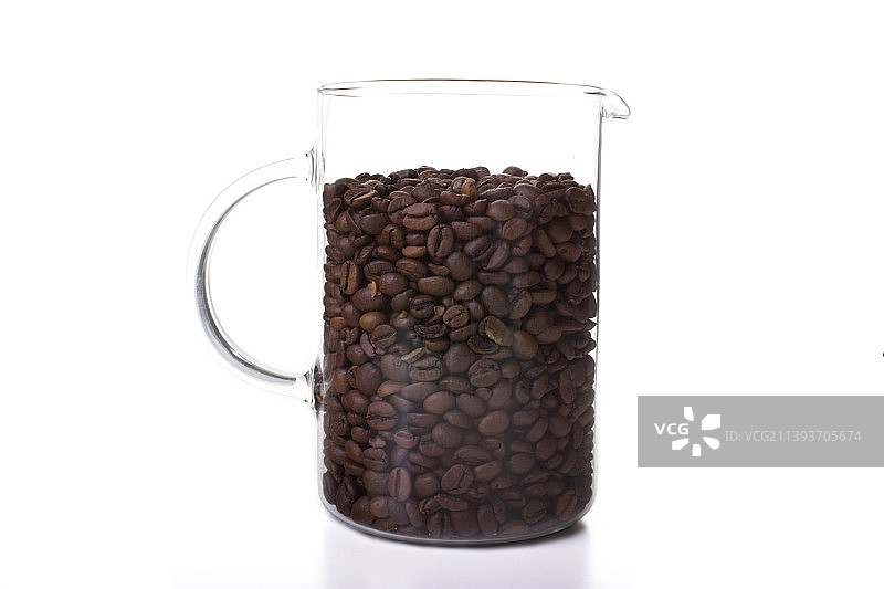 白色背景下罐装咖啡豆特写图片素材