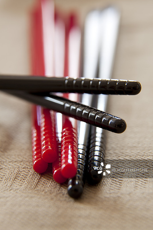 桌子上彩色线轴特写图片素材