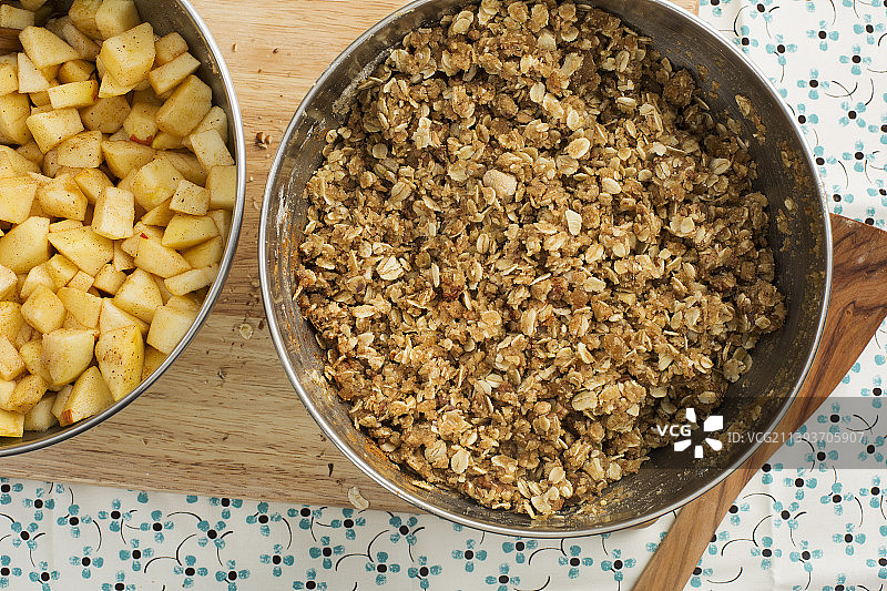 餐桌上碗里食物的高角度视角图片素材