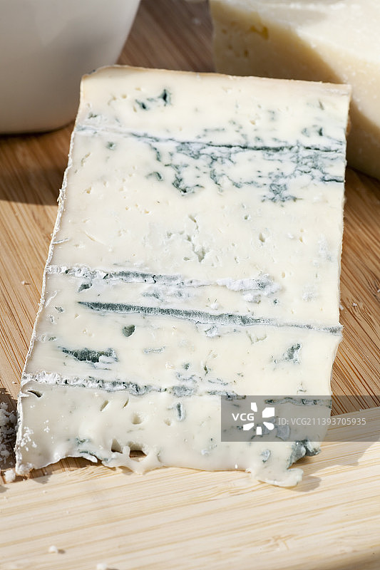 桌子上的奶酪特写图片素材