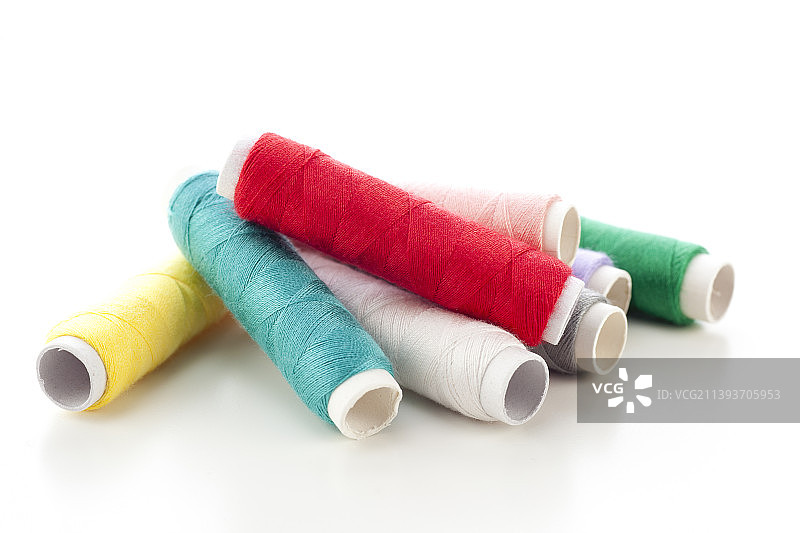 白色背景上的彩色线轴特写图片素材