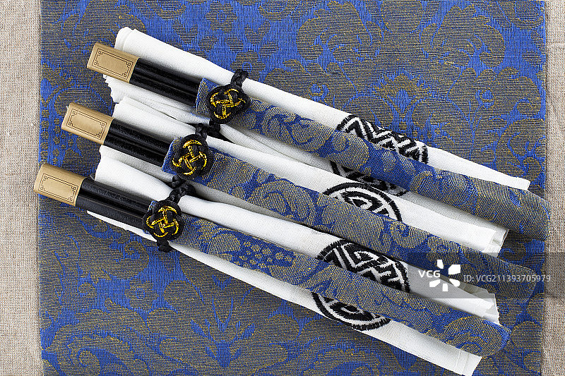 正式织物上的传统筷子特写图片素材