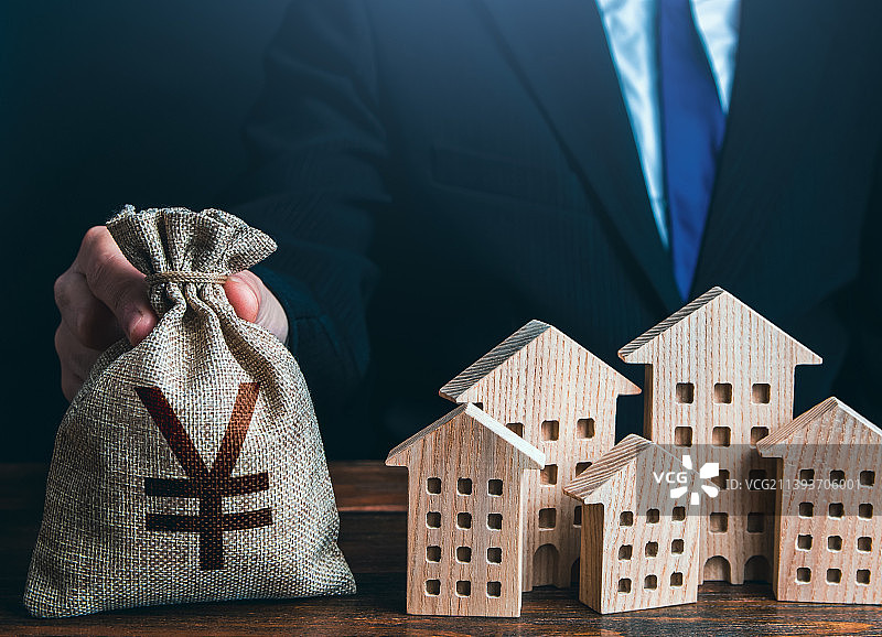 商人将钱袋放在房屋旁，乌克兰图片素材