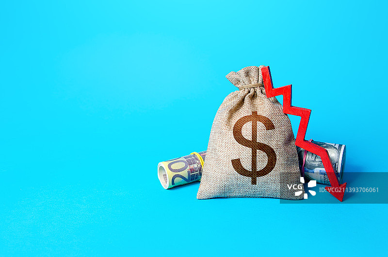 美元钱袋和向下的箭头，乌克兰图片素材