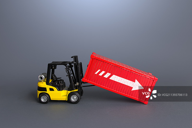 灰色背景下的玩具叉车和集装箱特写，乌克兰图片素材