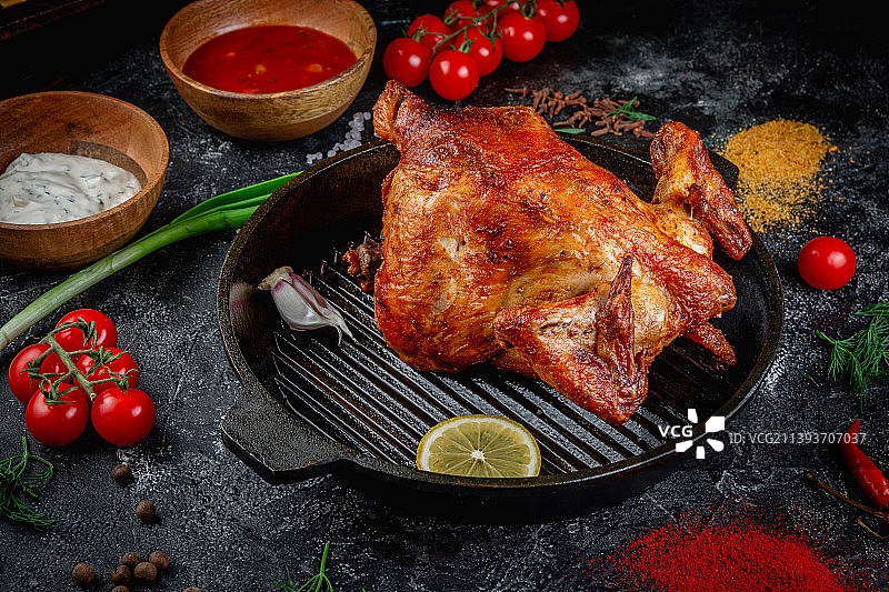 烤柠檬鸡，配蔬菜、奶油和番茄酱图片素材