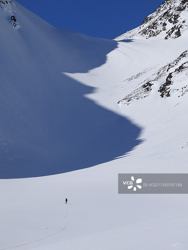 雪山映衬着天空的风景图片素材