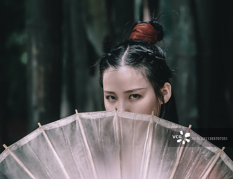 撑着油纸伞的古风装束女孩图片素材